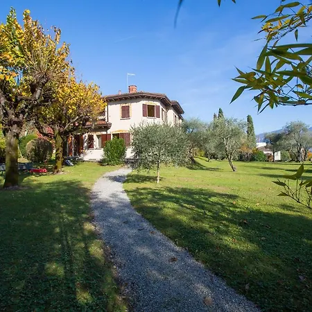 Sleeps 10 Tremezzo