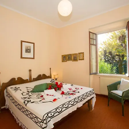 Sleeps 10 *