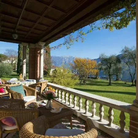 Sleeps 10 *
