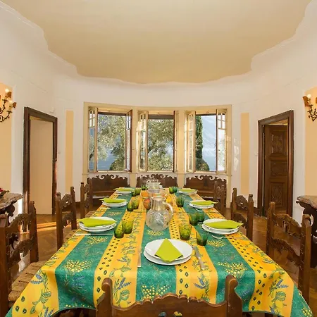 Sleeps 10 וילה
